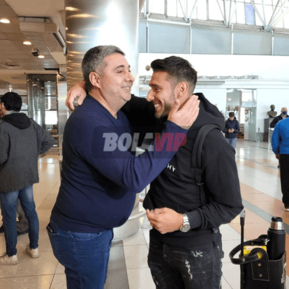 El abrazo entre Angelici y Salvio en Ezeiza