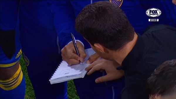 El momento en el que tachan el tercer nombre de la lista.