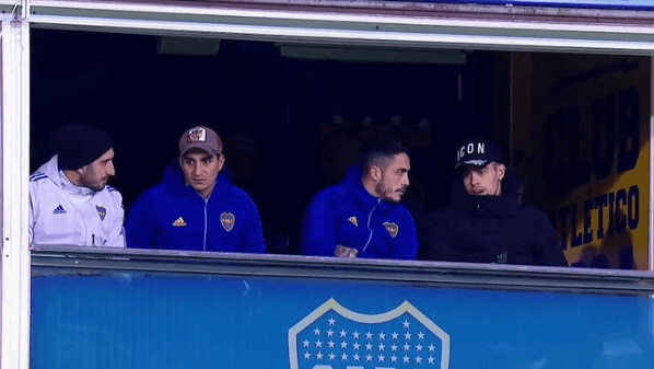 Izquierdoz junto a Pulpo González, Figal y Martín Payero en el palco de Boca