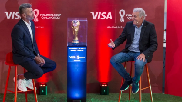 Sergio Goycochea yJorge Burruchaga junto a la Copa del Mundo patrocinada por Visa.