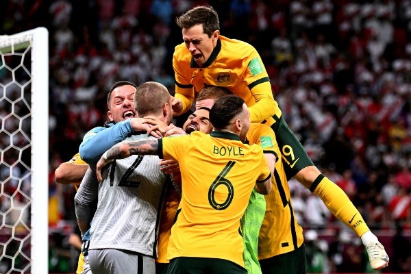 Australia festejando el pase al Mundial por penales en el repechaje ante Perú(foto: Getty)