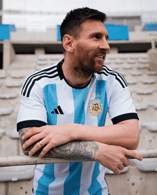 Leo Messi posando con la camiseta para Qatar 2022 (foto: Adidas)