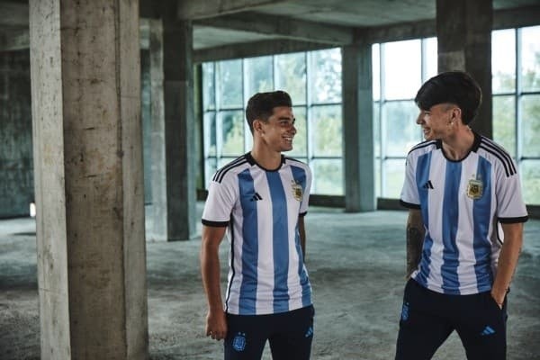 Julián Álvarez y Matías Soulé posando con la camiseta (Foto: Adidas)