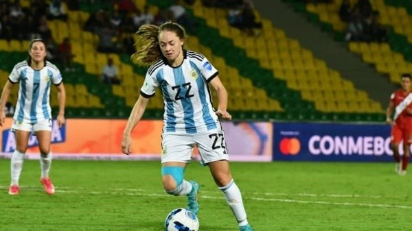 Estafanía Banini en acción en la Copa América femenina con la nueva camiseta (foto: AFA)