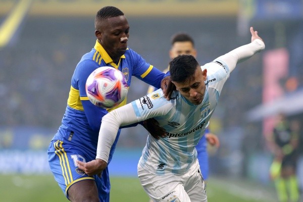 Luis Advíncula usa una cinta en la nariz durante los partidos (Foto: Getty Images)