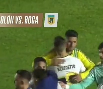 El abrazo entre Benedetto y Zambrano (foto: @HormigaXeneize)