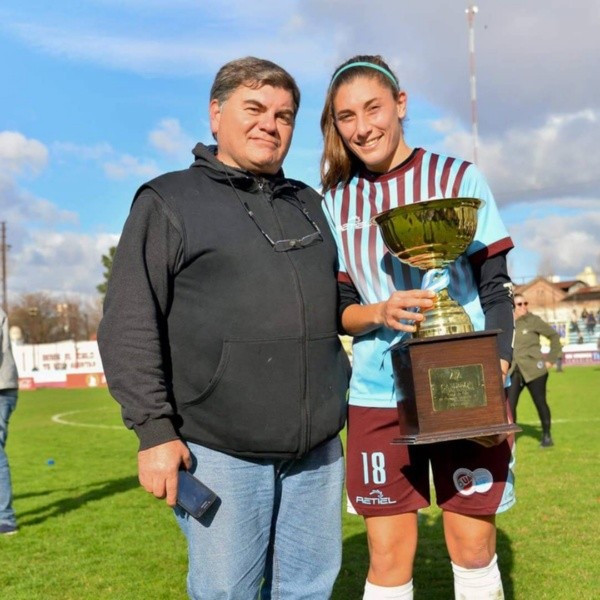 Junto a su padre, cuando fue campeona con UAI Urquiza.