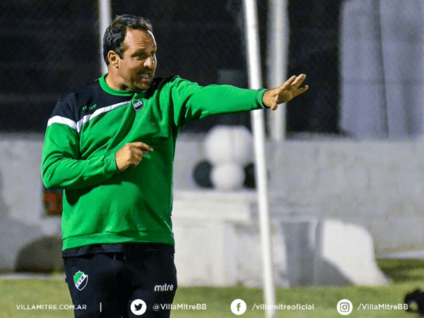 Carlos Mungo, entrenador de Villa Mitre.