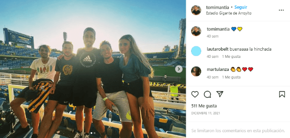 La pareja también se tomó una postal en el Gigante de Arroyito (Foto: Instagram Tomás Mantía)