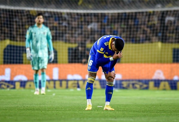 Marcos Rojo “terminó con el gemelo cargado” ante Huracán.