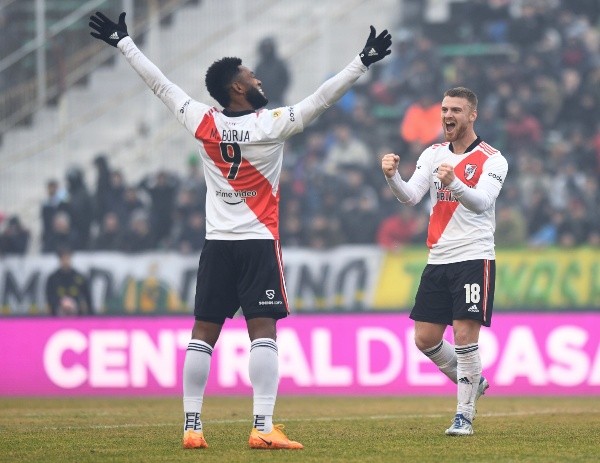 Miguel Borja y Lucas Beltrán vs. Aldosivi (Foto: Getty)