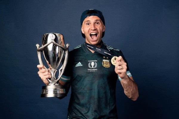 Dibu Martínez celebrando el título de la Finalissima (foto: @emi_martinez26 en Instagram)