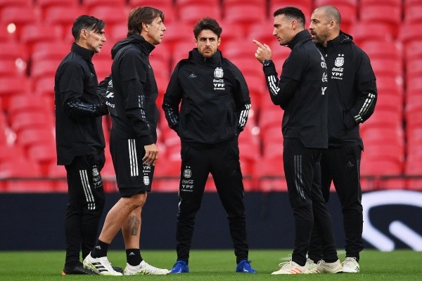 Scaloni y su cuerpo técnico (foto: Getty)