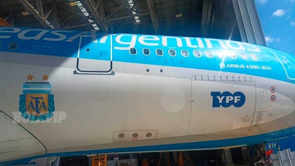 El avión que llevará a los argentinos a Qatar. (Fotos exclusivas)