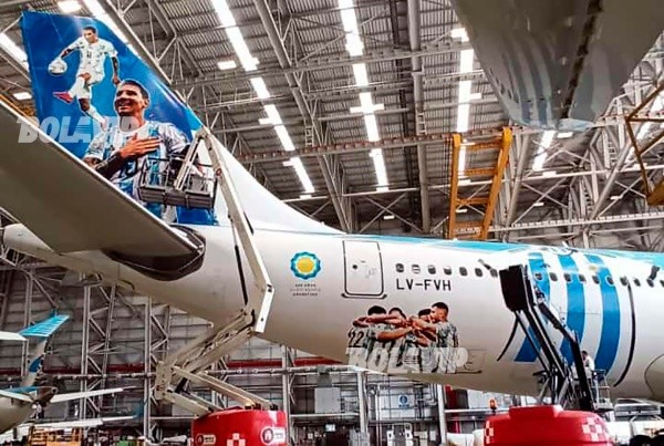 El avión que llevará a los argentinos a Qatar. (Fotos exclusivas)