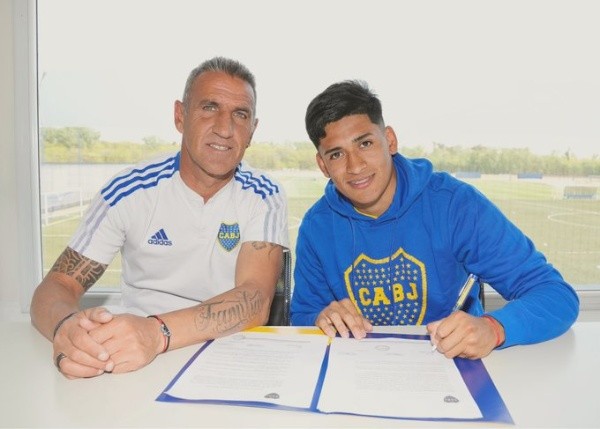 Simón Rivero junto con Raúl Cascini firmando su contrato (Foto: Prensa Boca)