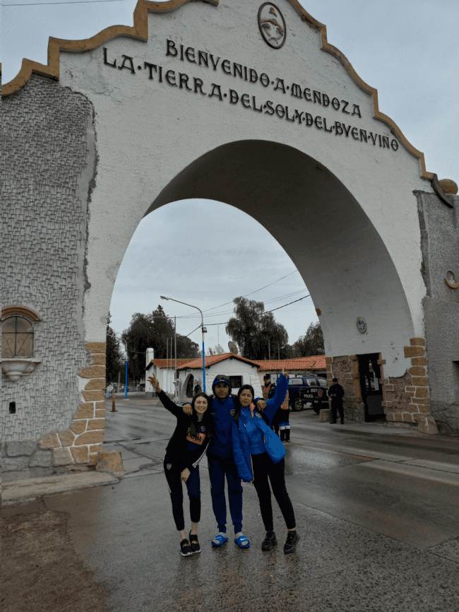 Daiana, Paola y otro de los hinchas que iban a ver a Boca.