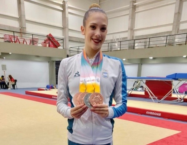 Sol Martínez Fainberg y sus medallas en gimnasia (FOTO: ENARD)