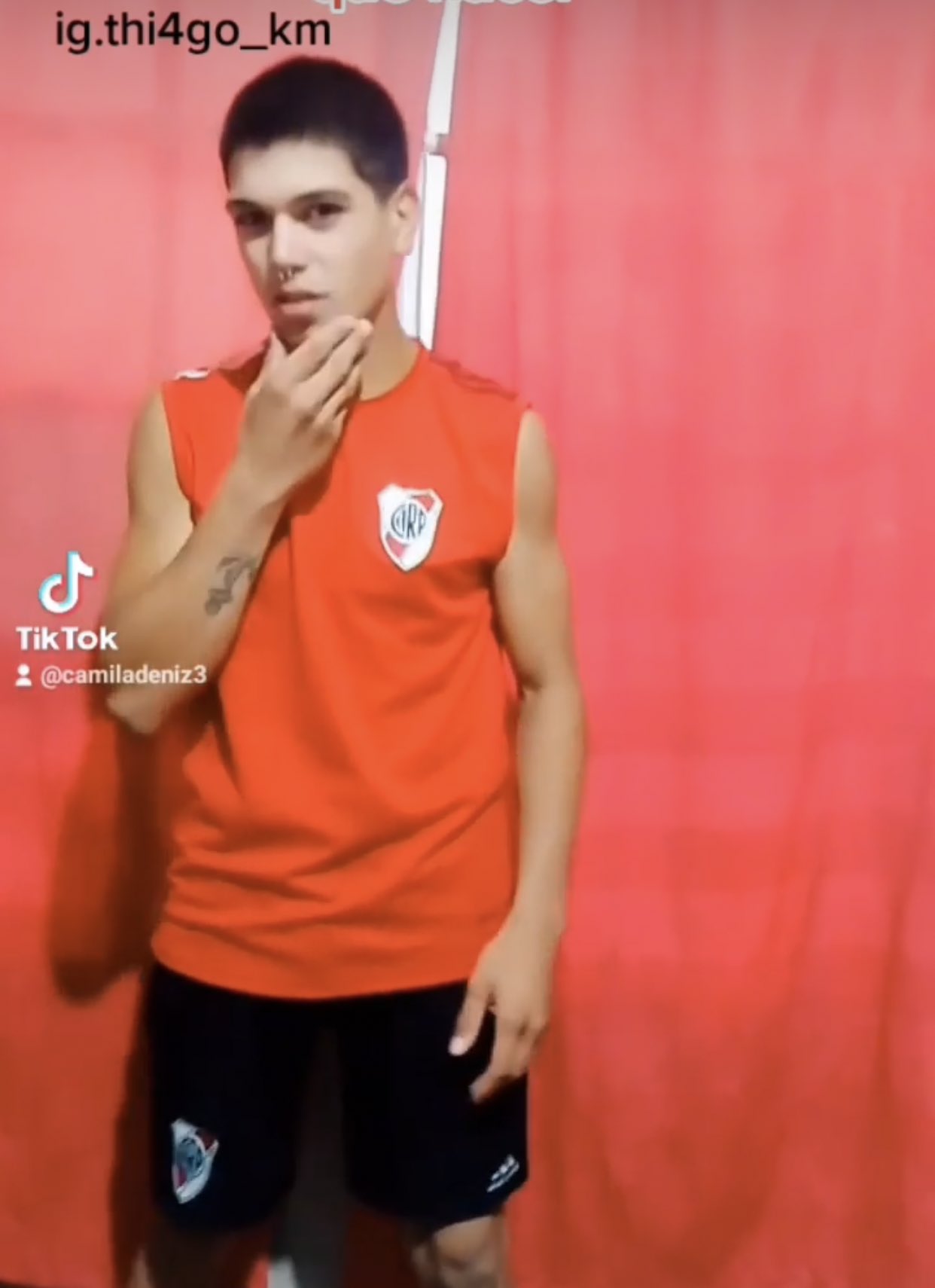 Thiago con remera y short de River