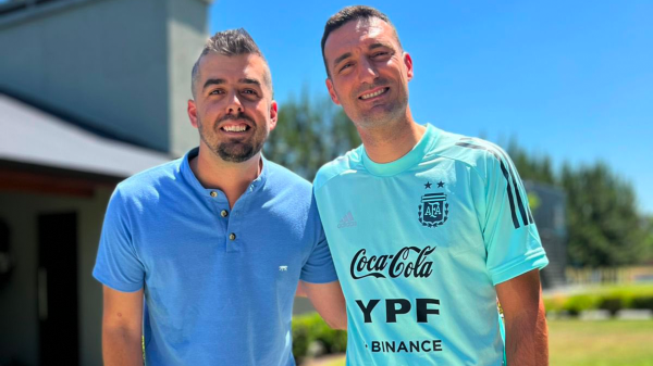 Matias Pelliccioni, entrevistador del Líbero vs, junto a Lionel Scaloni (Foto: Twitter @Liberotyc)