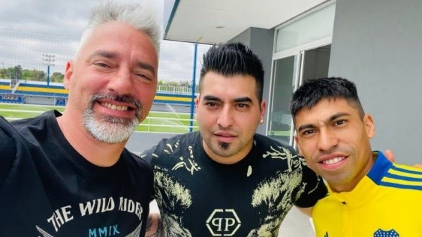 El hermano de Ramírez (centro), junto a Juan.