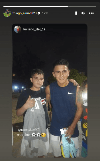 Almada se sacó fotos con los chicos del Fuerte.