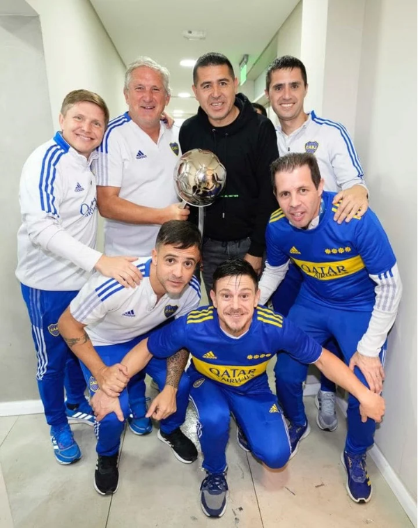 Pablo Varela junto con el resto del cuerpo médico de Boca y Juan Román Riquelme (Foto: Diario Olé)