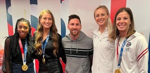 Messi con las futbolistas del PSG.