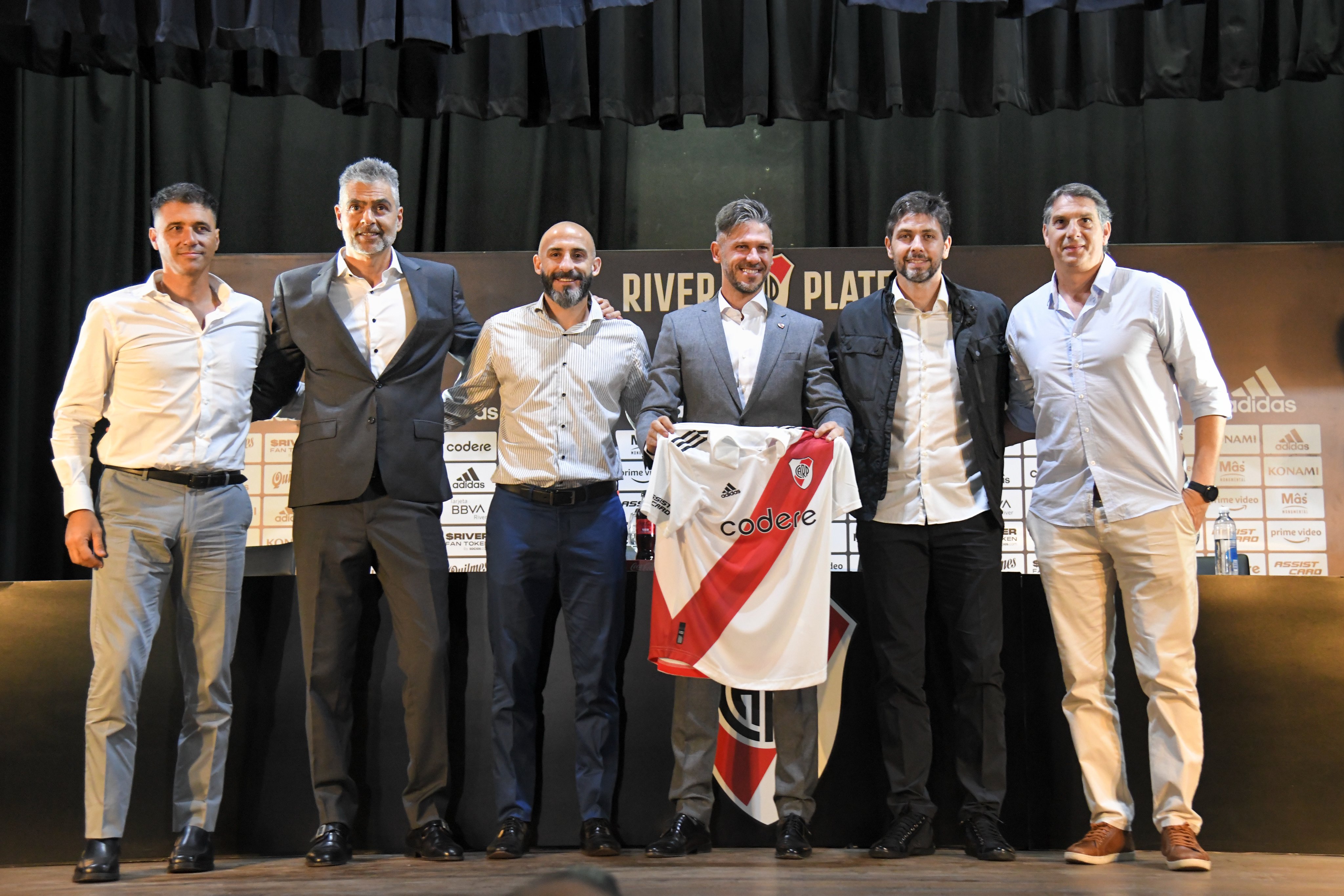 Martín Demichelis y su nuevo cuerpo técnico en River. (Foto: Prensa River)