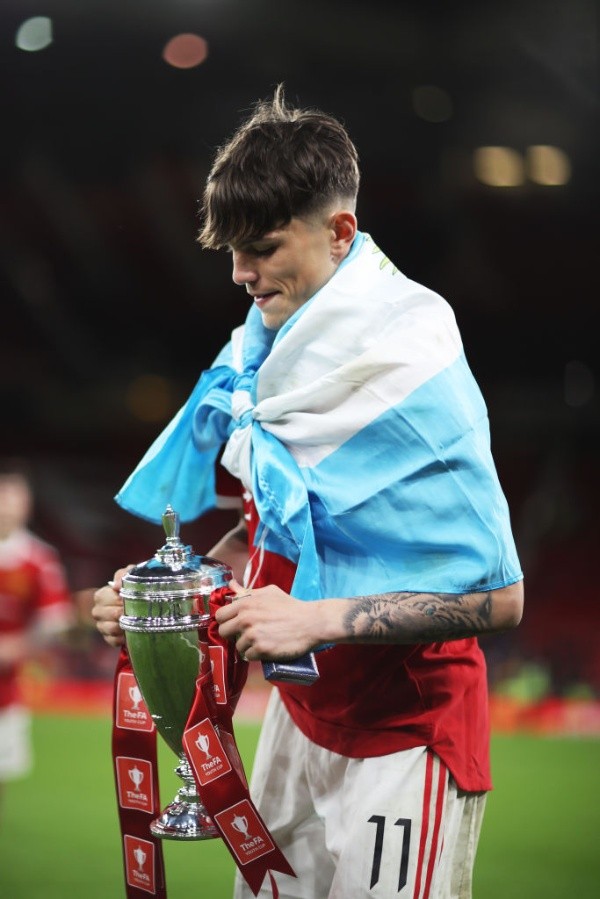 Garnacho con la bandera argentina en Manchester (Foto: Getty)