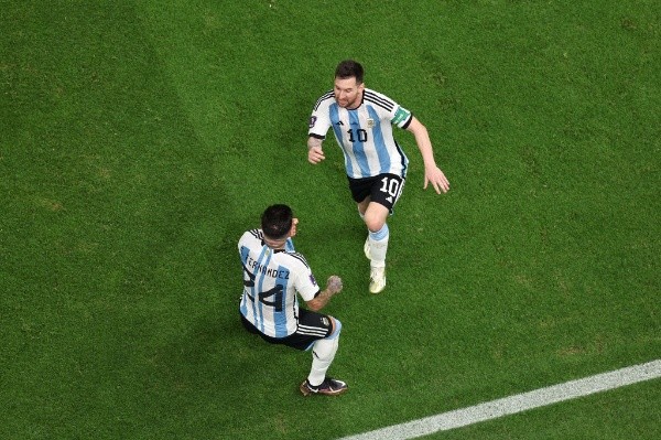 Enzo y Leo festejando el segundo gol vs México (foto: Getty)