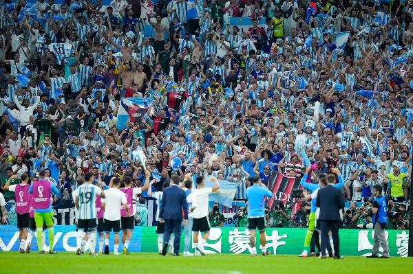 La hinchada de Argentina, con su aliento, impulsó a la Selección a la victoria.