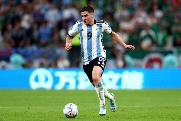 Julián Álvarez compartirá delantera con Messi y Di María (Getty)