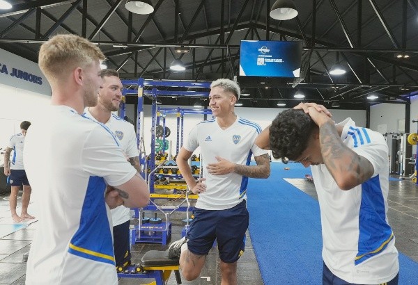 Nicolás Valentini junto a Gabriel Aranda, Luis Vázquez y Cristian Medina. (Foto: Prensa Boca)