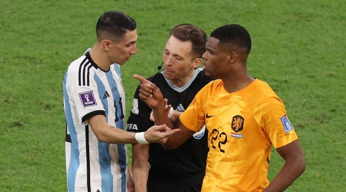 Dumfries terminó cara a cara con Di María. (Foto: Getty Images)