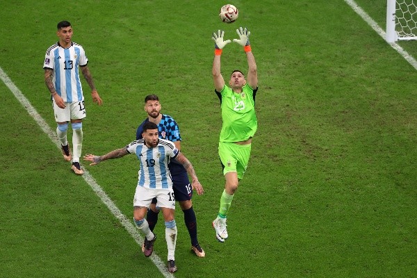 Dibu, siempre seguro.