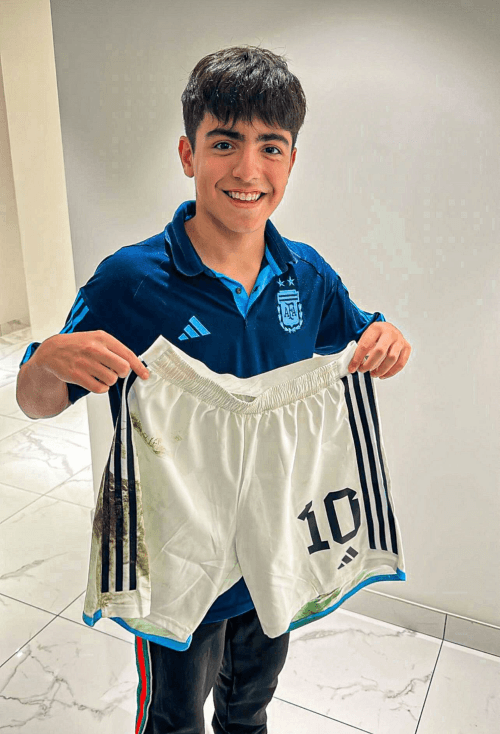 Benjamín posando con el short de Messi.