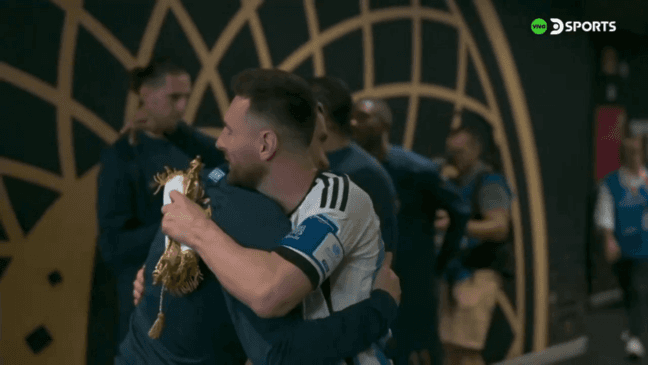 Abrazo entre ambos antes de salir a jugar. (Foto: Captura)