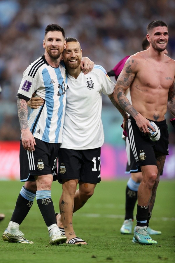 Getty Images. Papu es del círculo más cercano a Messi.
