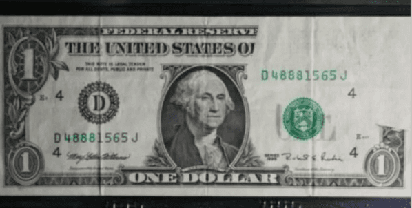 El error de impresión en la parte superior derecha del billete de 1 dólar