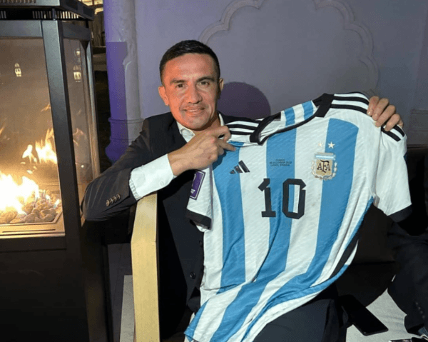 Tim Cahill con una de las camisetas que utilizó Lionel Messi en la final del Mundial de Qatar 2022