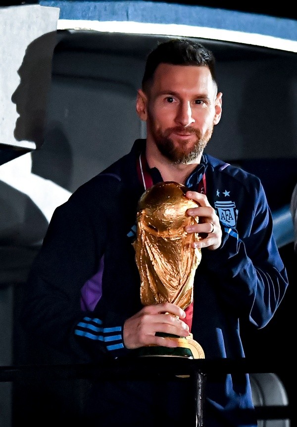 Lionel Messi junto a la Copa del Mundo.