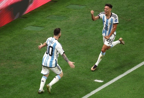 El momento de la celebración de Nahuel Molina con Lionel Messi, tras su tanto a Países Bajos.