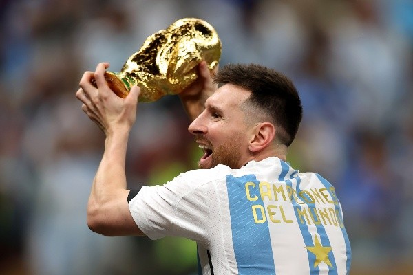 Lionel Messi levantando la Copa del Mundo original (Fuente: Getty Images).