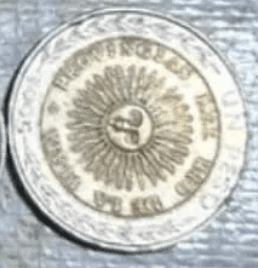 La moneda de un peso con el error de acuñación.