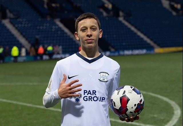Es brasileño, milita en el fútbol inglés y podría jugar en la Selección Argentina.