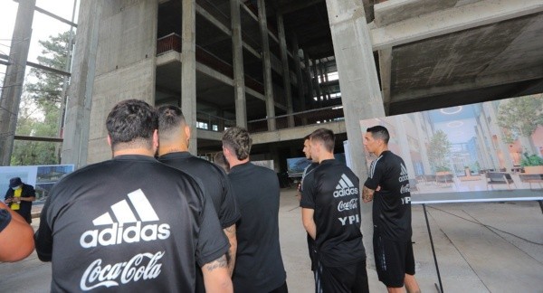 El recorrido de los jugadores de la Selección Argentina por la obra que se encuentra levantando en el predio de la AFA, en noviembre del 2021.