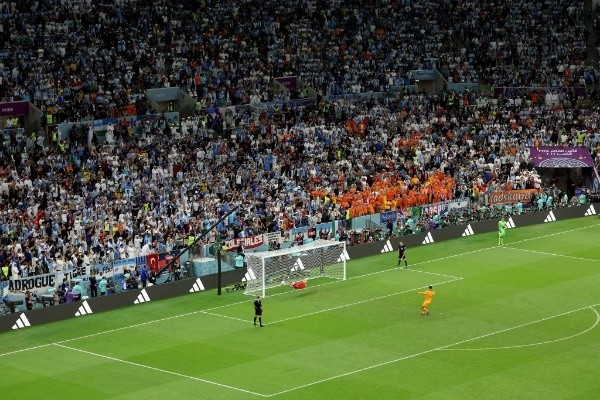 Momento donde Dibu le ataja el penal a Virgil (Foto: Getty)