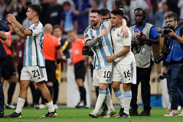 Messi abrazando a Thiago Almada, que sueña despierto.