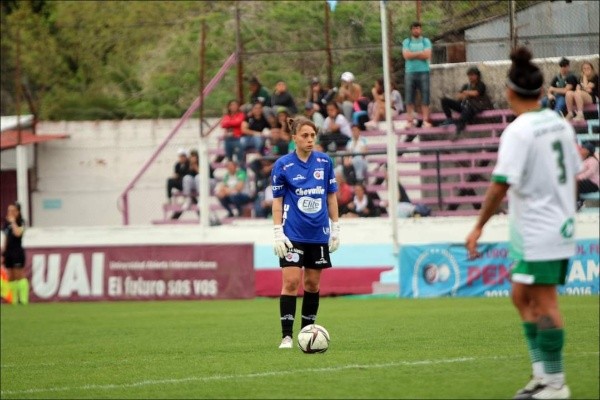 El día que convirtió de tiro libre ante Ferro. (Foto: Prensa UAI Urquiza)